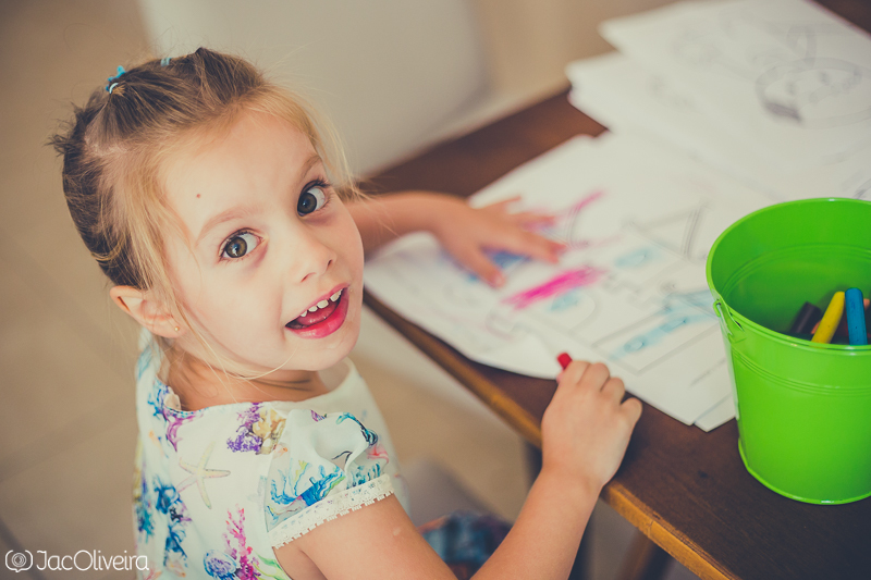 menina desenhando fotografia infantil