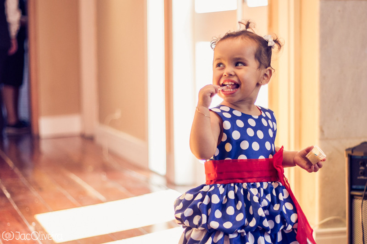 Maria Antônia comendo pirulito