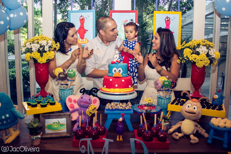 foto da familia cantando parabéns para menina galinha pintadinha