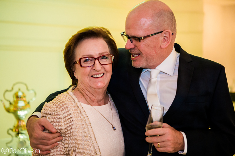 fotografo casamento porto alegre noivo e a mãe com brinde