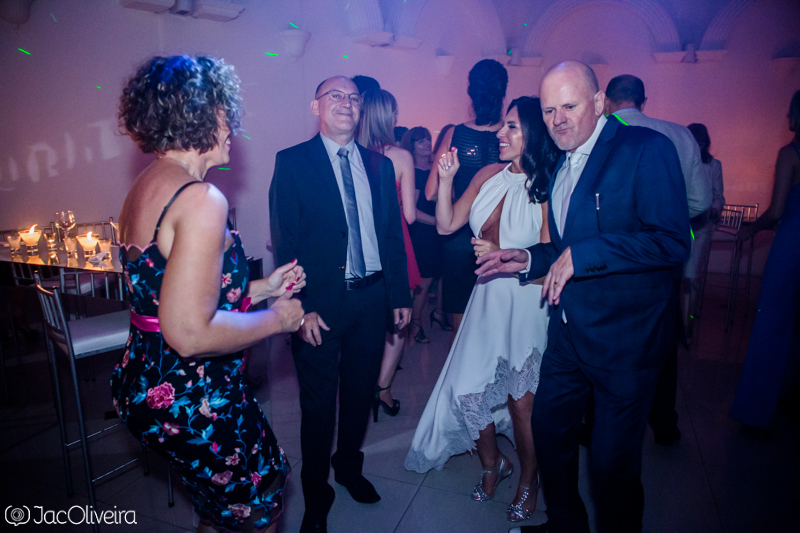 fotografo casamento porto alegre noivos se divertindo com a música