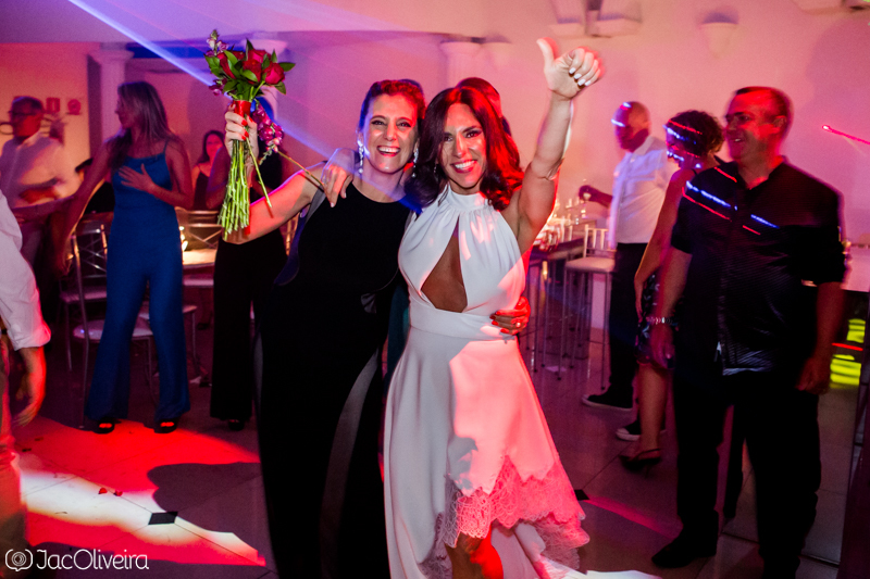 fotografo casamento porto alegre noiva com a mulher que pegou o bouquet