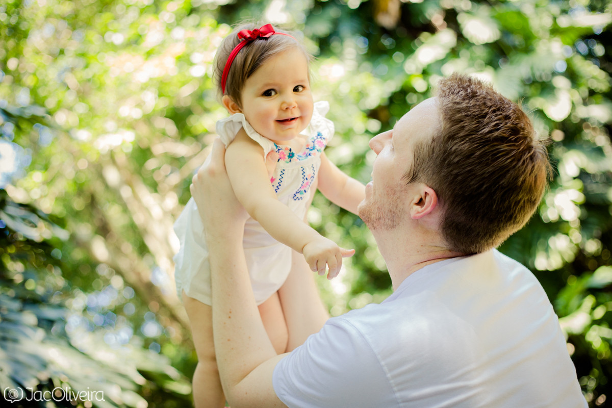 fotografia menina com o pai jogando pra cima