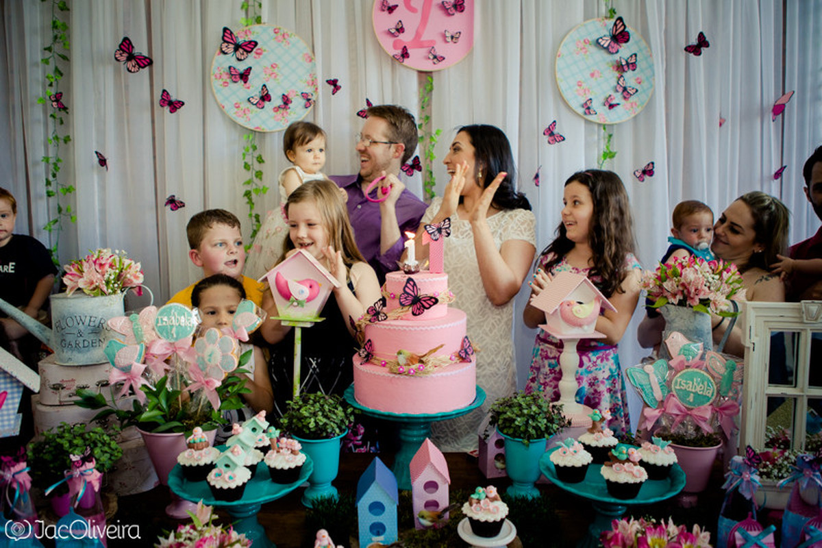 fotografia familia parabens mesa do bolo jardim