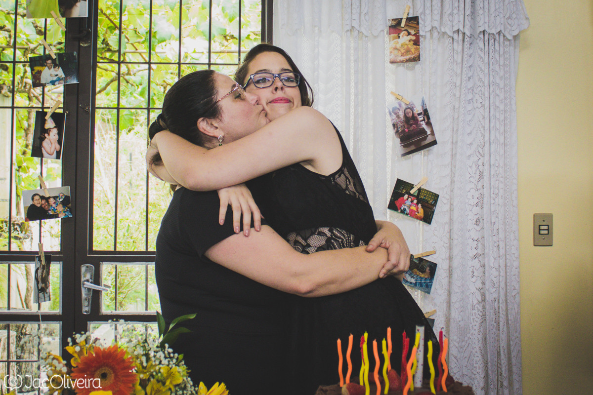 fotografia Laura e mãe em abraço