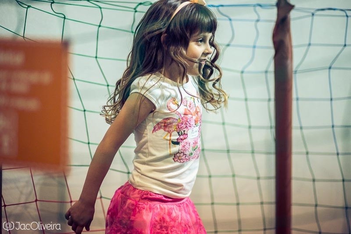 fotografia infantil pulando na cama elástica