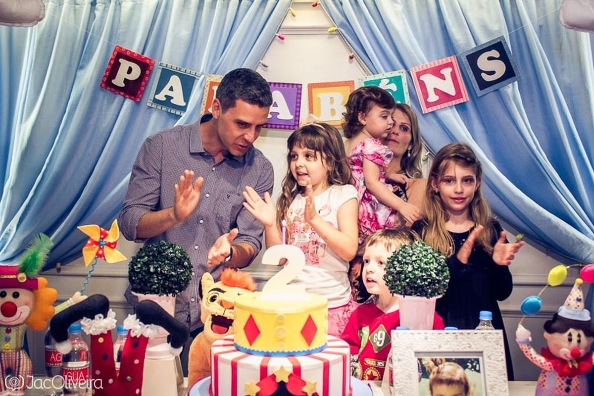 família cantando parabéns nos 2 aninhos da Catarina