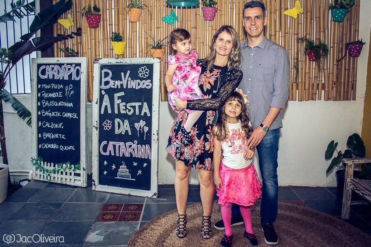 fotografia da familia nos 2 aninhos da Catarina