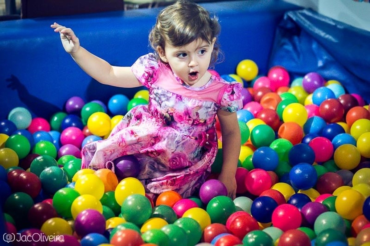 2 aninhos da Catarina na piscina de bolinhas