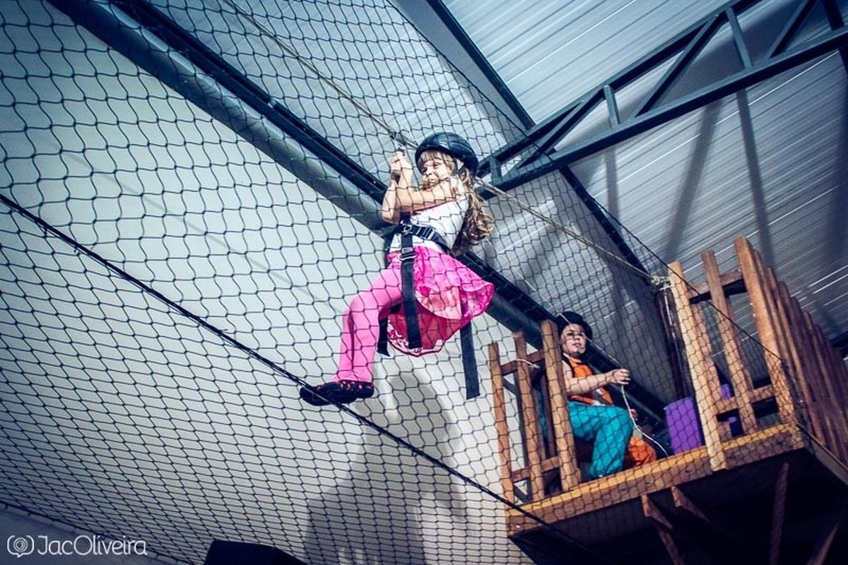 manda da Catarina brincando na tirolesa da petit poá