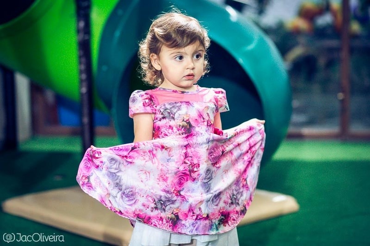 catarina mostrando seu vestido de aniversário 