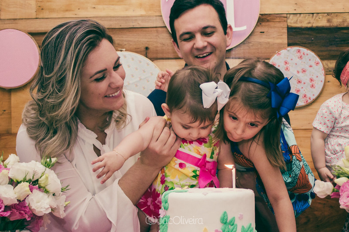 marina e bolo primavera no aniversário