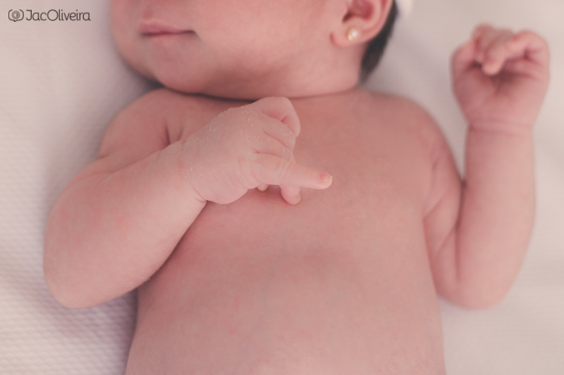 detalhe mãozinha bebê newborn