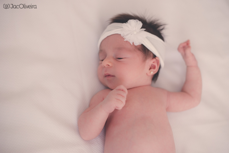 newborn lifestyle menina com faixa na cabeça