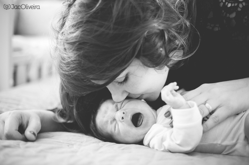 newborn em casa com a mãe
