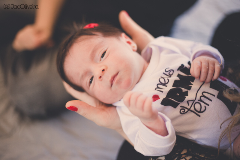 newborn menina na casa da familia