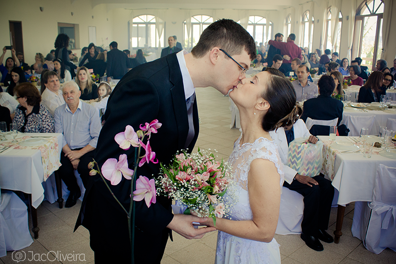 fotografo casamento porto alegre beijo dos noivos após cerimonia civil orquideas