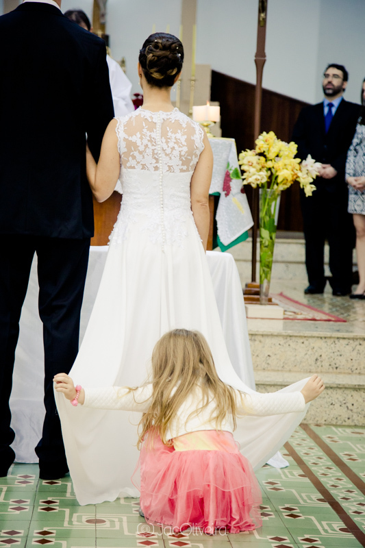 fotografo casamento porto alegre detalhe da menina mexendo no vestido de noiva