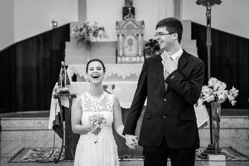 fotografo casamento porto alegre noivos saindo da igreja felizes caxias