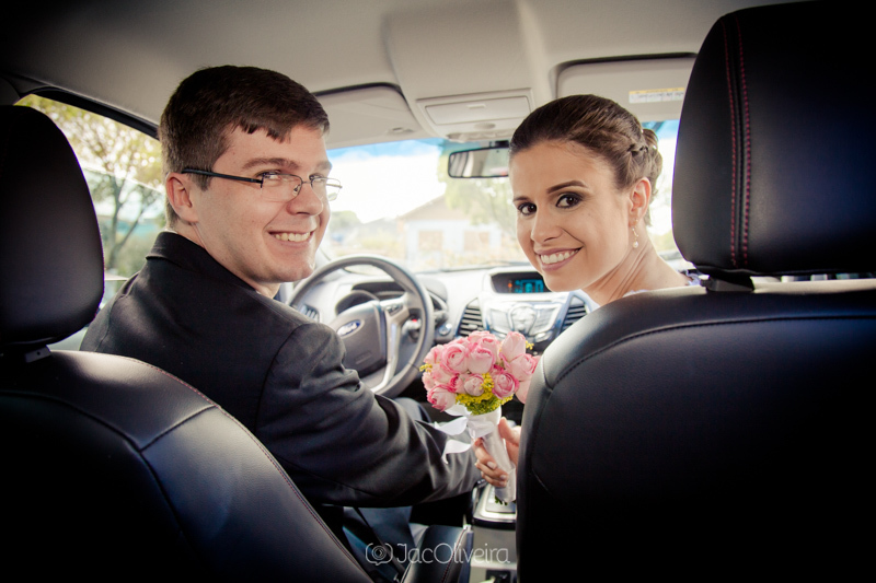 fotografo casamento porto alegre noivos indo embora no carro em caxias