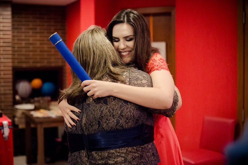 cassia chegando na festa e encontrando a mãe