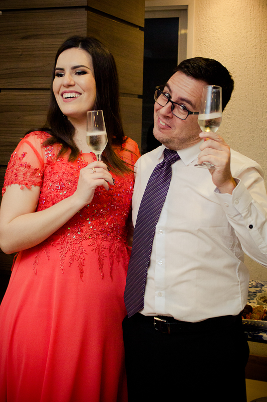 cassia e namorado brindando