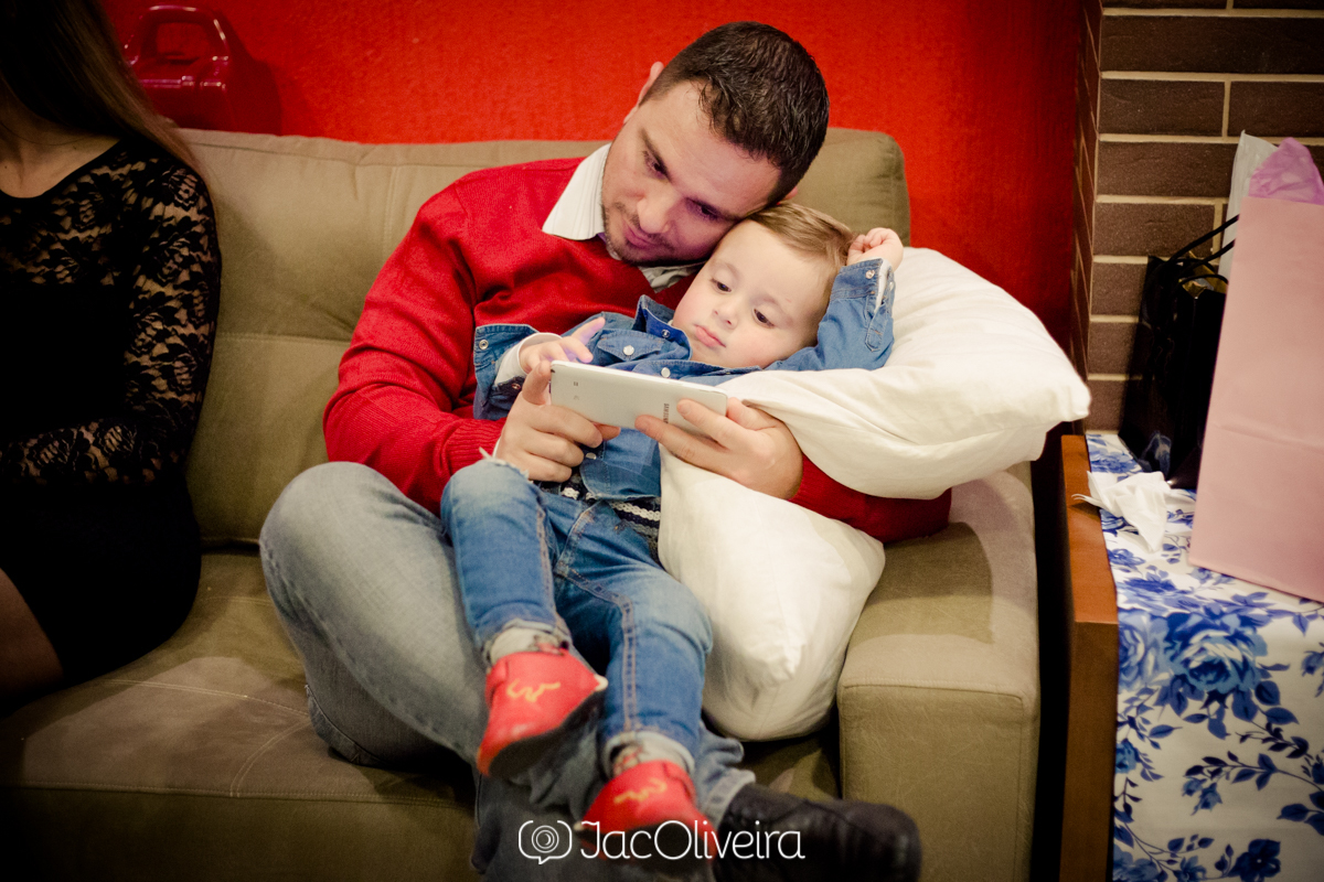 pai e filho olhando celular