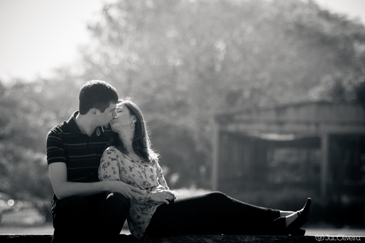 beijo sentados no jardim botanico preto e branco