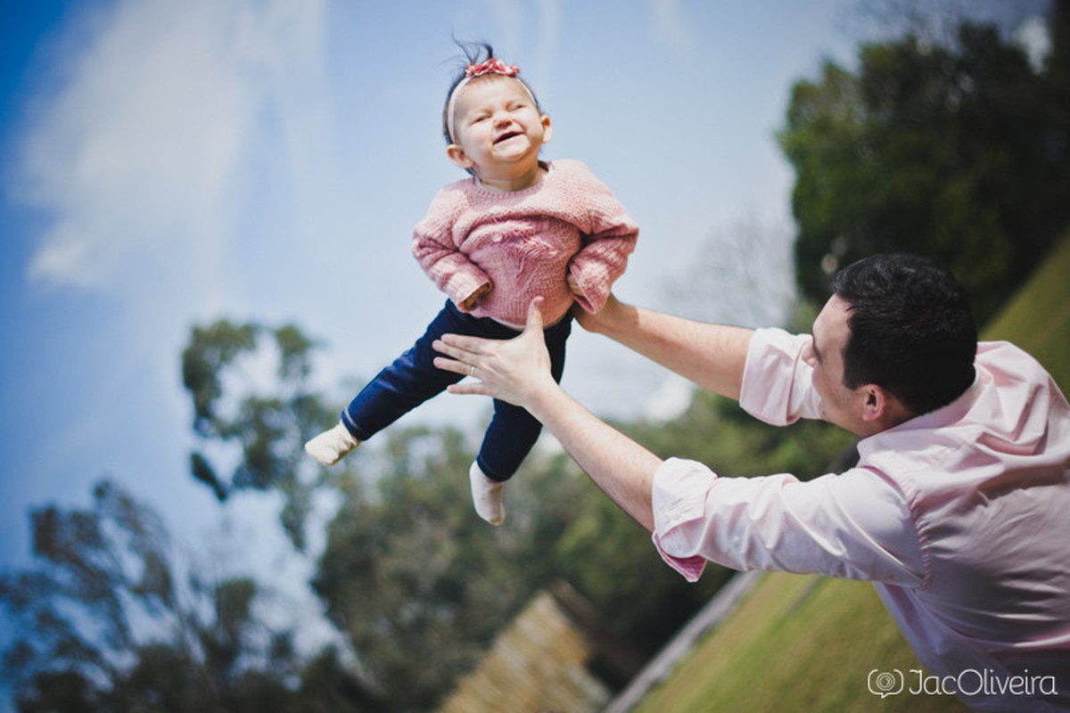 pai atirando filha pra cima