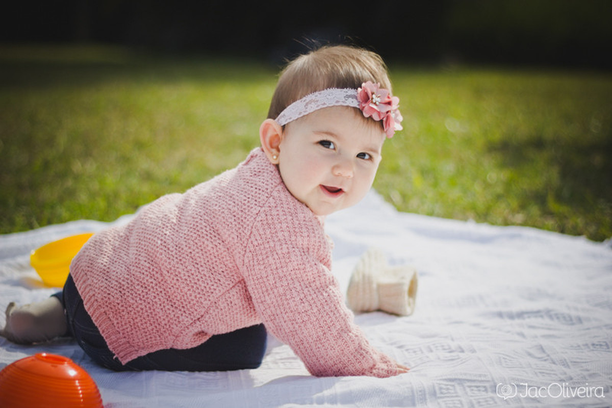 bebê sentada na toalha