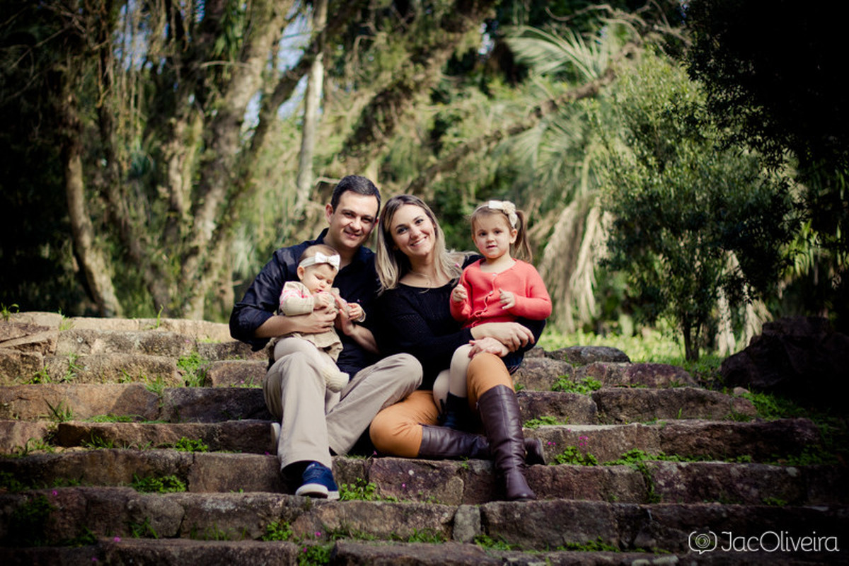 pai e mãe com meninas no colo