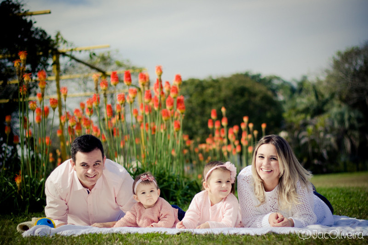 familia posando deitada na grama