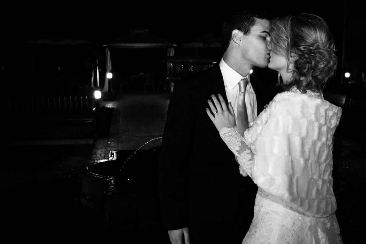 fotografo casamento porto alegre vila flores rs beijo dos noivos no inverno gaucho