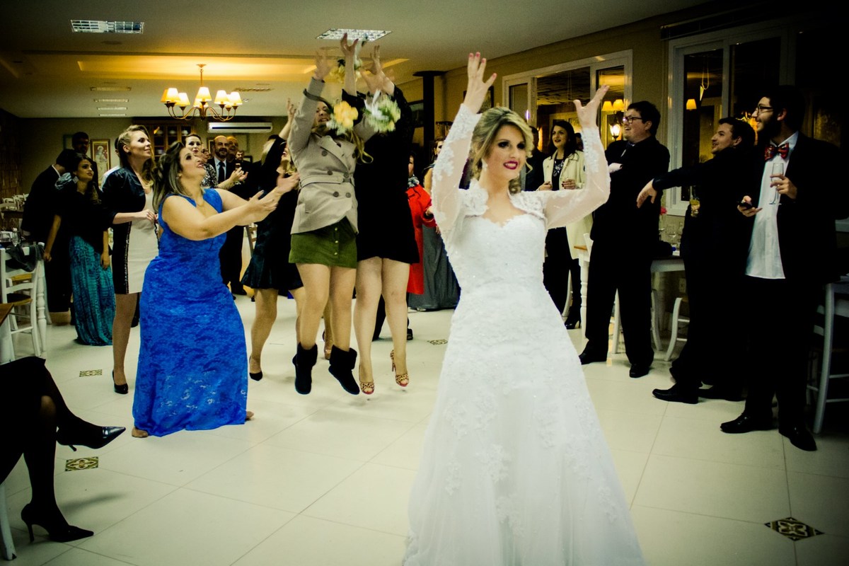 fotografo casamento porto alegre jogando buquet para as convidadas na festa