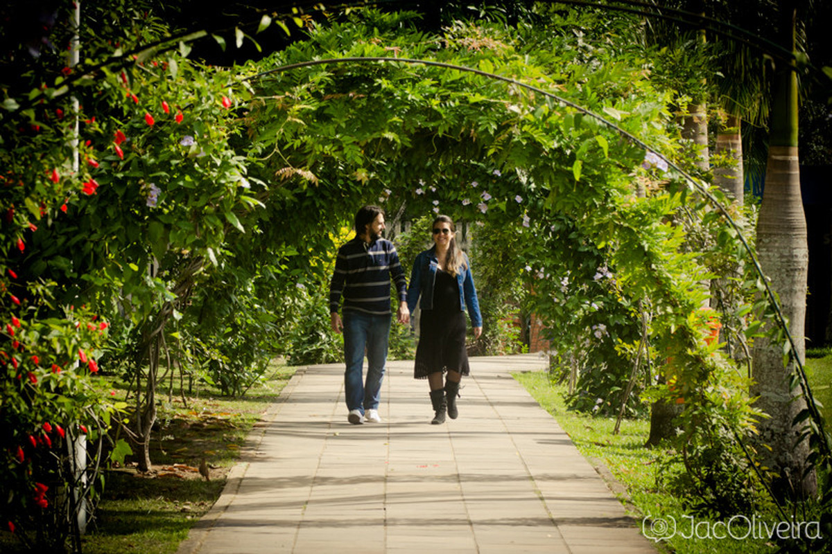 casal caminhando em meio ao verde gnu