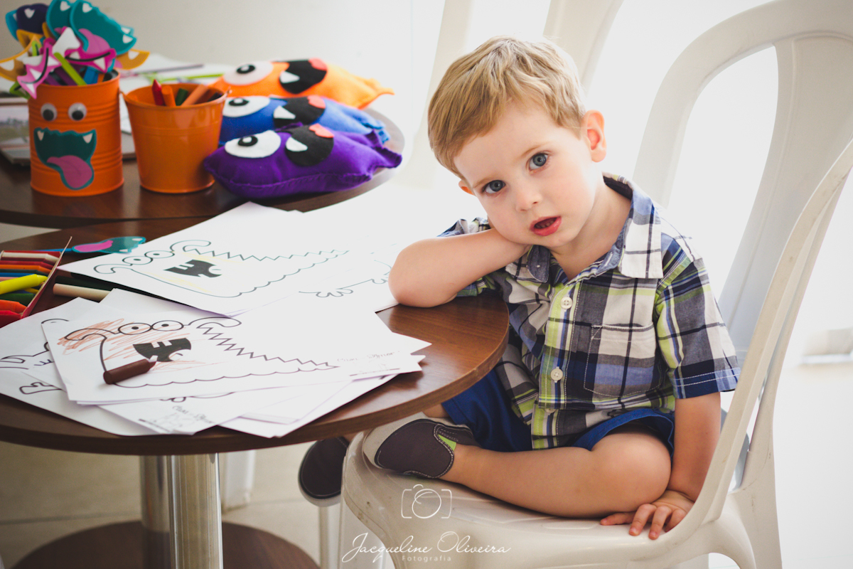 menino apoiado no braço