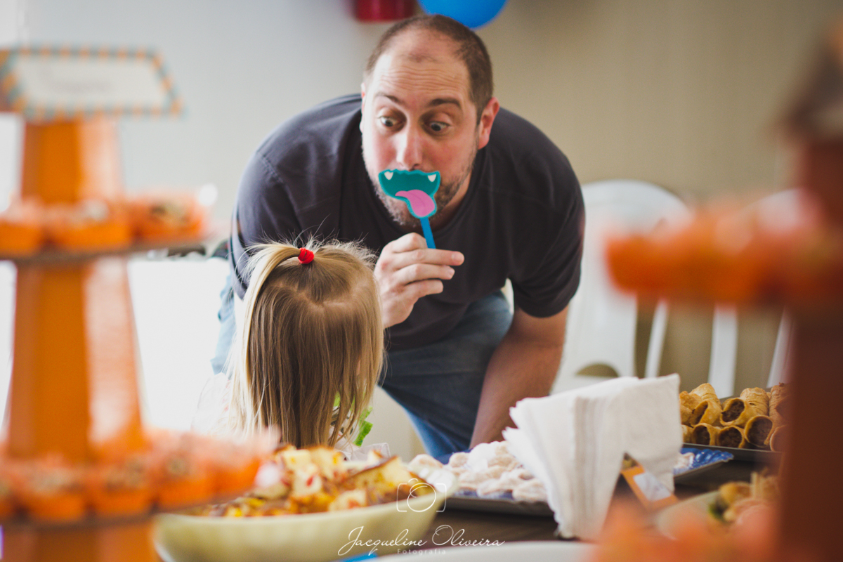 pai brincando com máscara