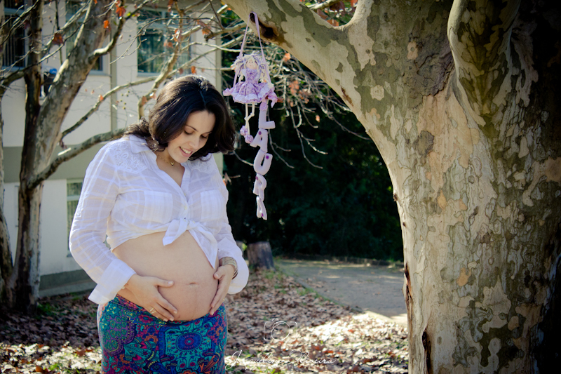 gestante olhando para a barriga ensaio