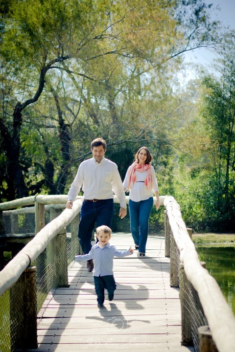 familia atravessando a ponte no jardim botanico