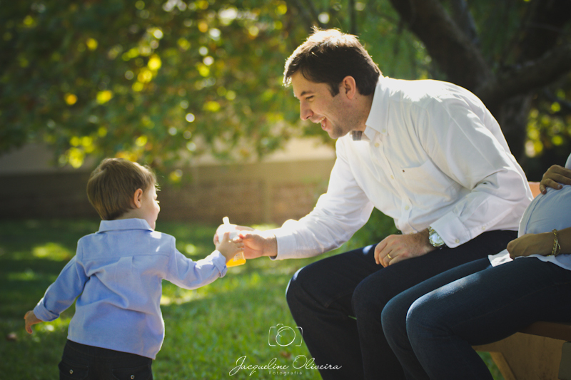 pai e filho com mamadeira
