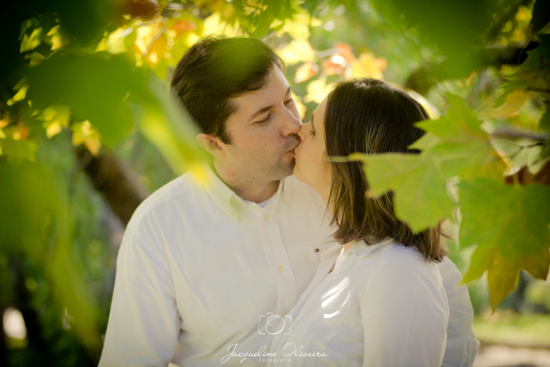 casal se beijando sob árvore