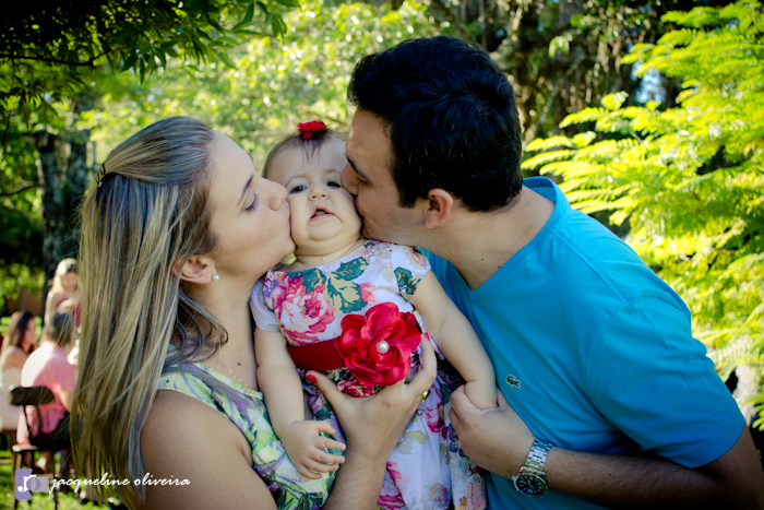 fotografia de familia linda beijando sofia
