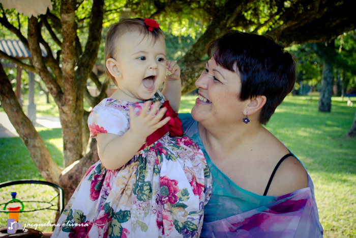 sofia rindo no colo da tia 