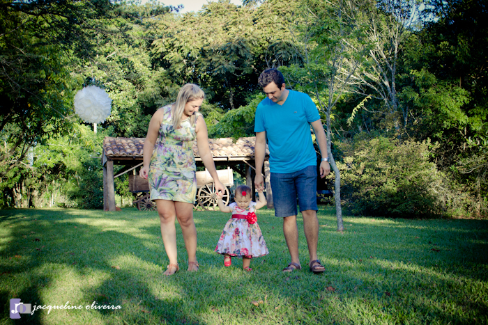 sofia passeando na grama com os pais