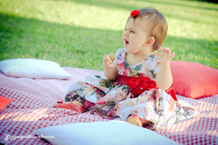 sofia sentada na toalha xadrez do seu aniversário