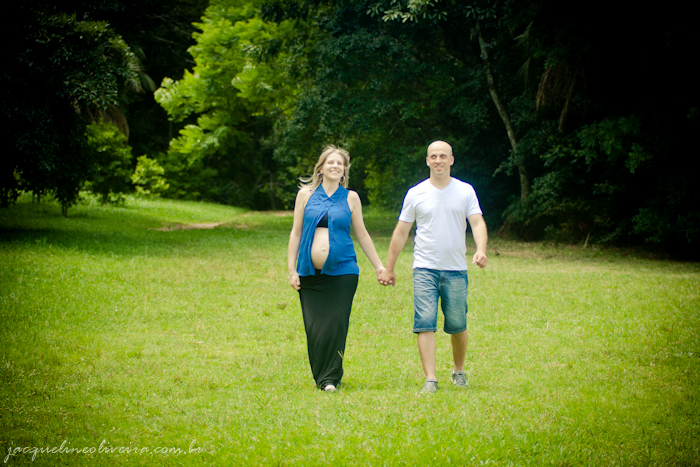gestante e marido passeando na grama