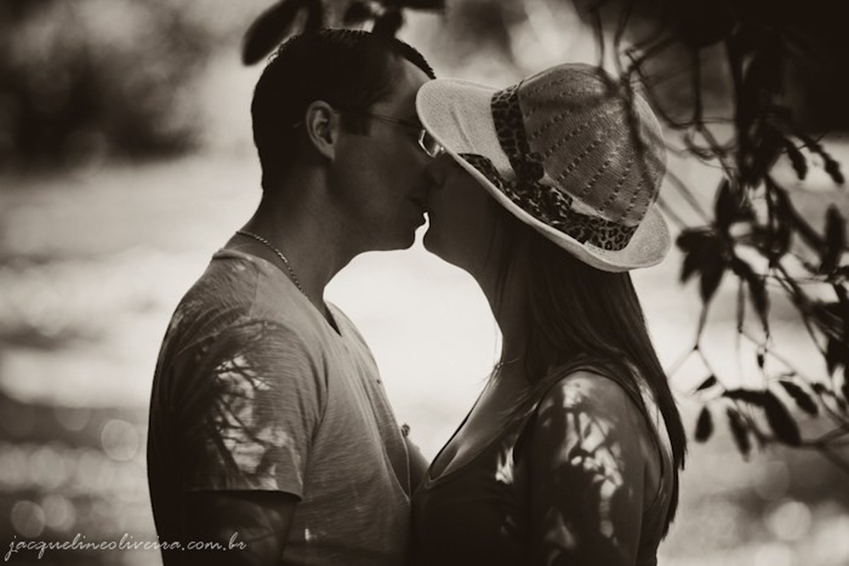 casal contraluz em canela chapeu