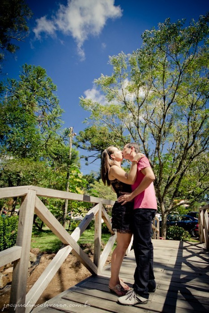 casal na ponte do parque caracol