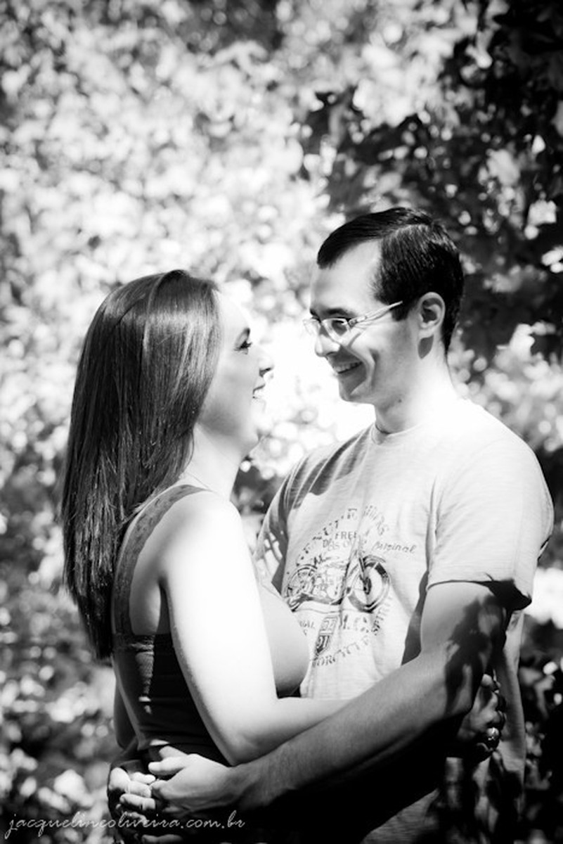 casal se olhando rindo