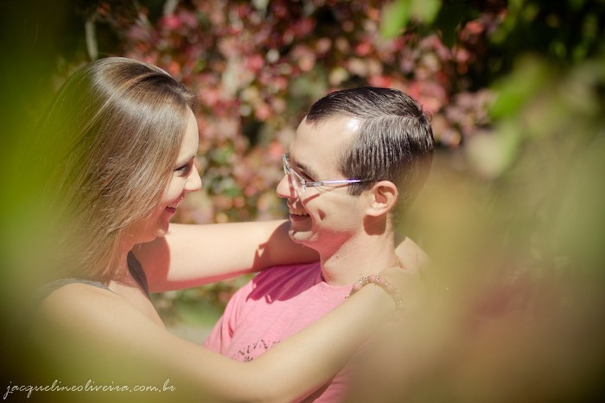 casal se olhando e sorrindo folha na frente